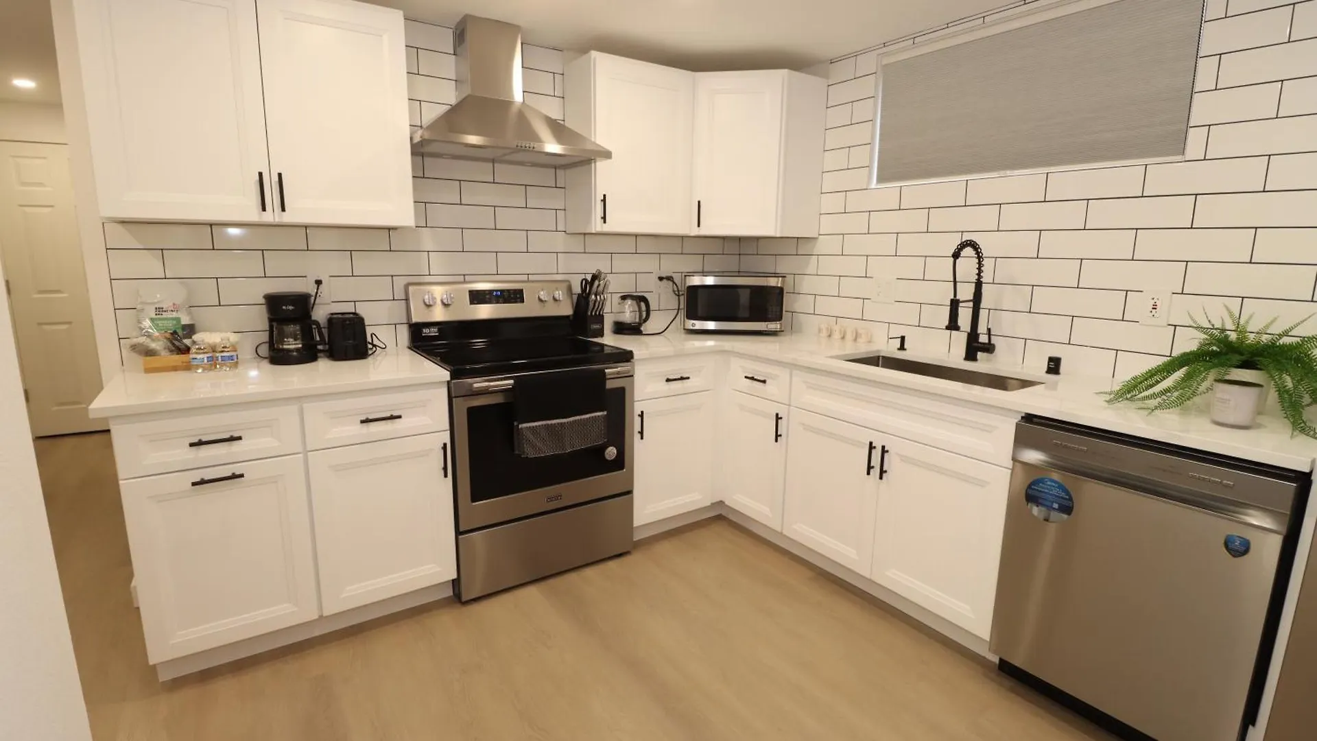Modern Units Near Downtown, Lumen Fields, Light Rail Apartment Seattle 0*,  United States