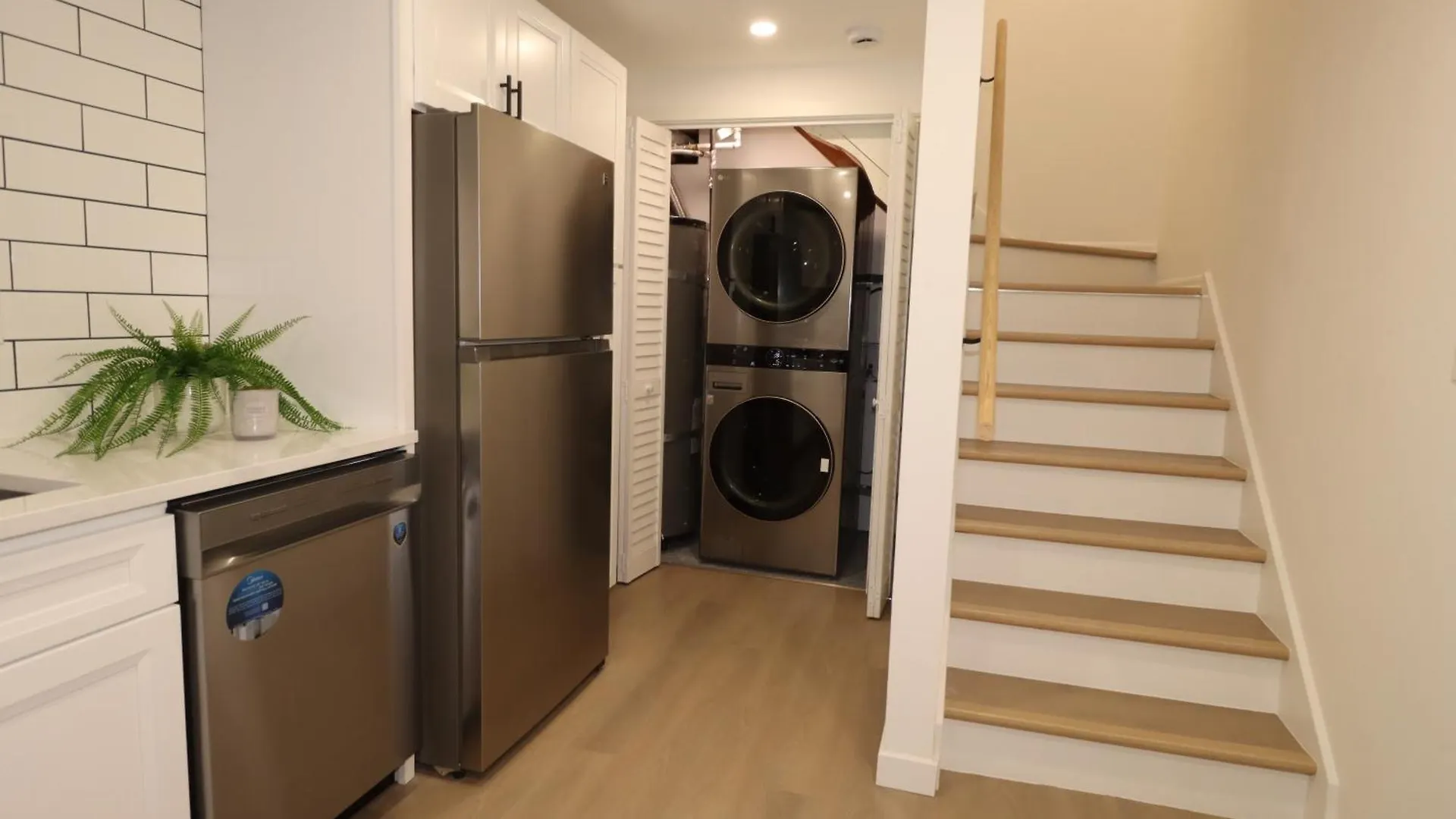 Modern Units Near Downtown, Lumen Fields, Light Rail Apartment Seattle